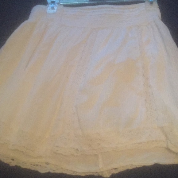 A pretty white skirt. - Picture 2 of 3